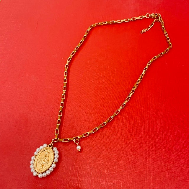 La Virgen Milagrosa Necklace pearl medium